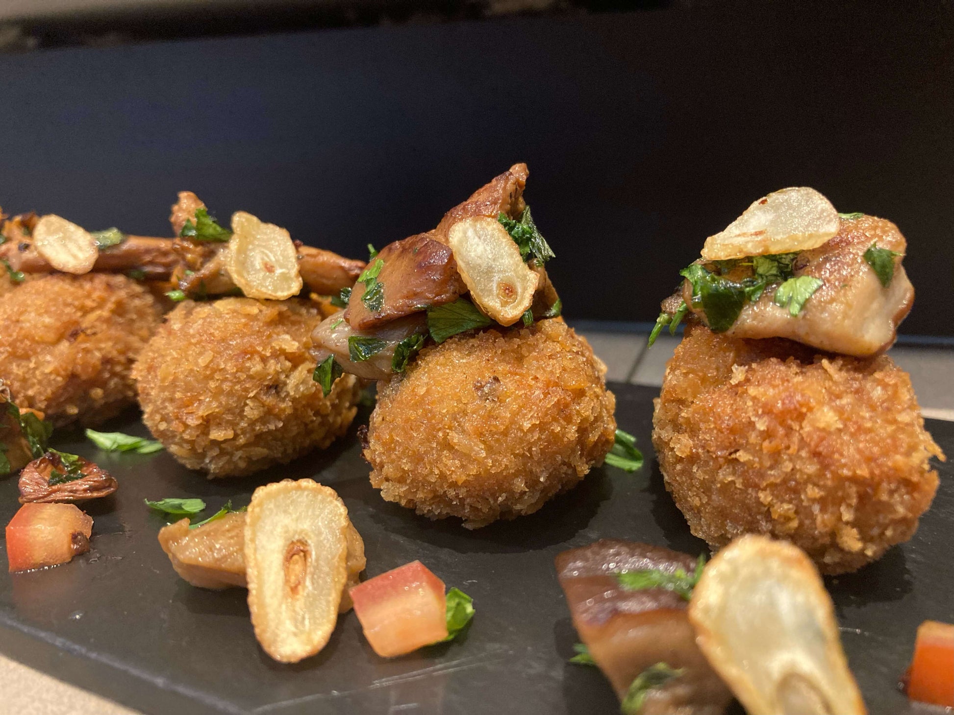 Croquetas veganas artesanales de setas o boletus con decoración