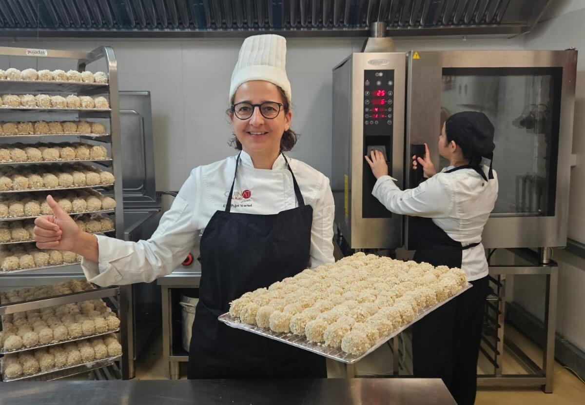 Chef Eva Pujol Marlet cocinando croquetas en su obrador 