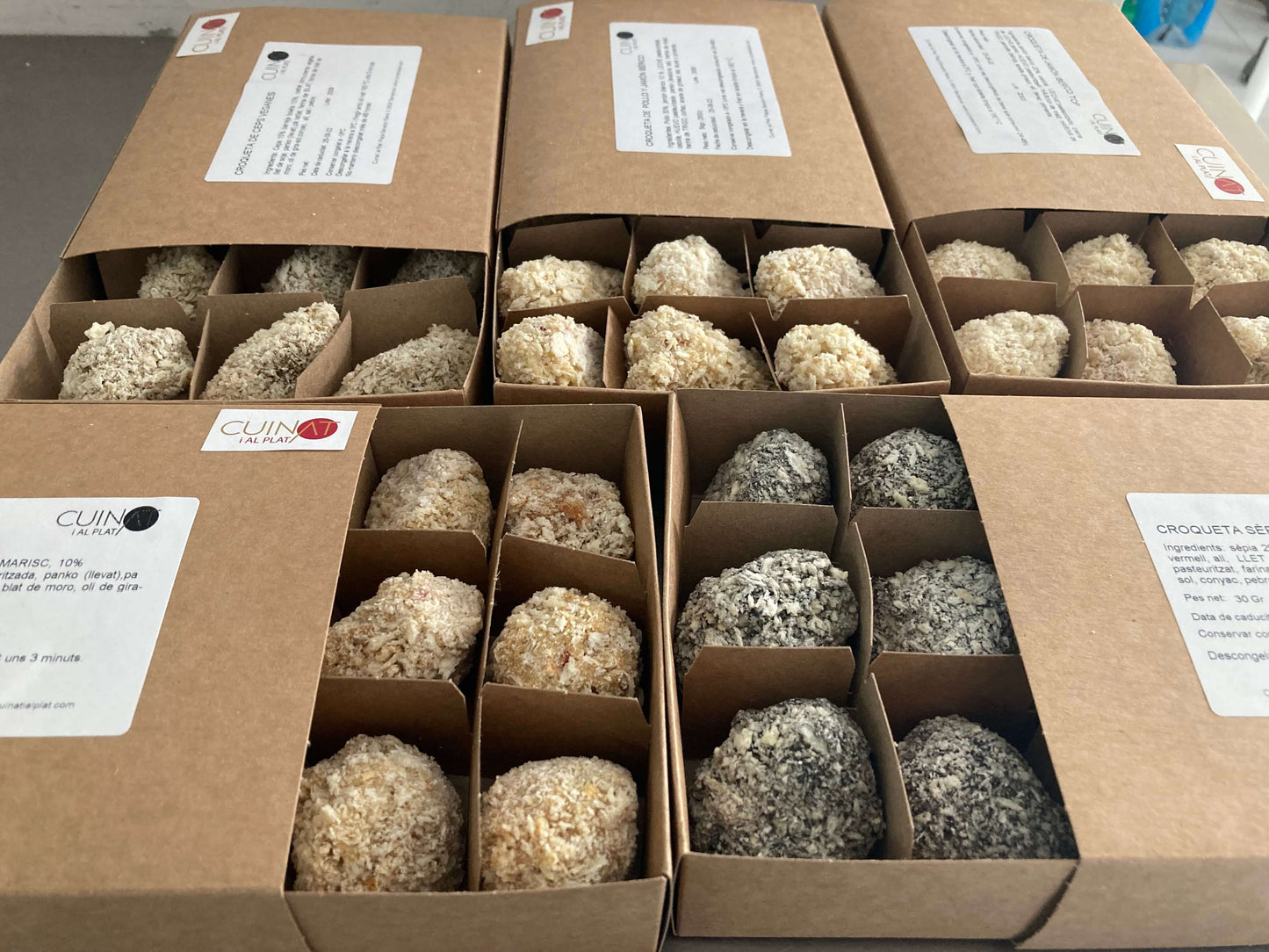 Croquetas de diferentes sabores y colores en cajas