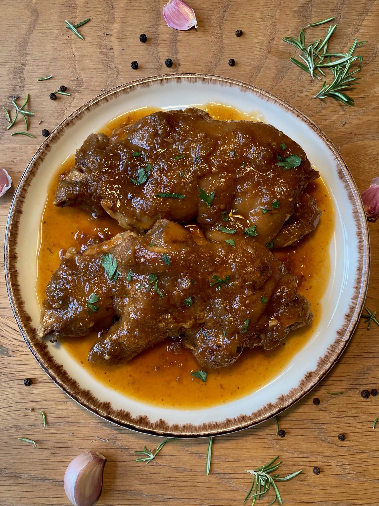 Pies de cerdo asados con sofrito casero y hiérbas aromáticas