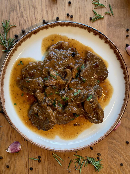 Fricandó con setas servido en su salsa