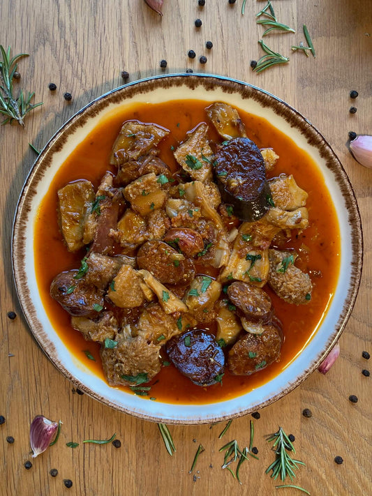 Callos, cabeza y pata de ternera servidas en su salsa