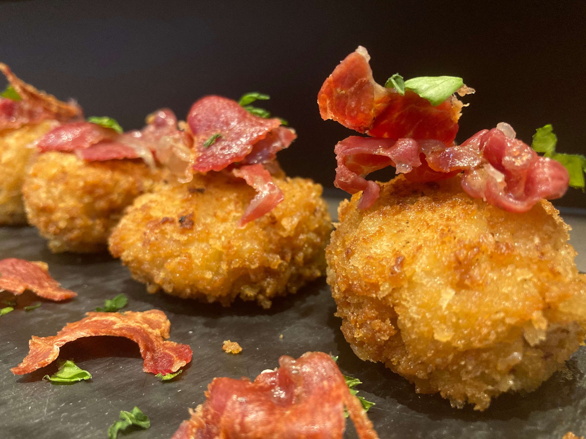 Croquetas artesanas de jamón ibérico con trozos de jamón de decoración