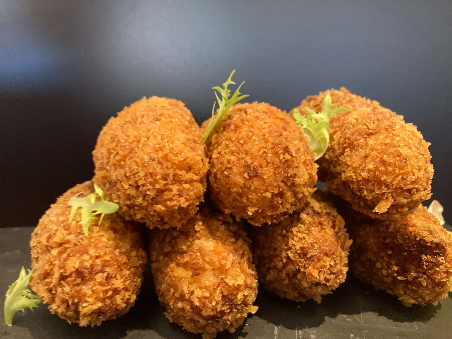 Croquetas artesanales de bacalao con hierbas