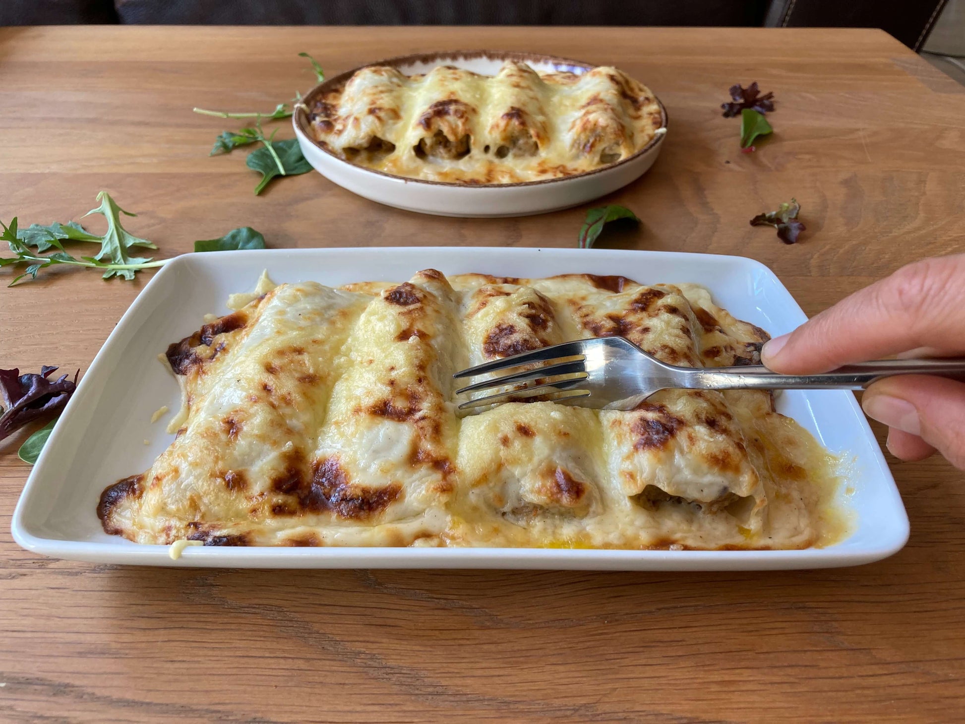 Canelones caseros de carne con queso gratinado y bechamel